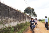 Tường rào bê tông nức toác, hơn 600 học sinh sống trong sợ hãi Tường rào bê tông nức toác, hơn 600 học sinh sống trong sợ hãi
