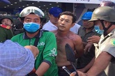 Bắt đối tượng tẩm xăng vào người xông vào cướp ngân hàng ở Sài Gòn Bắt đối tượng tẩm xăng vào người xông vào cướp ngân hàng ở Sài Gòn