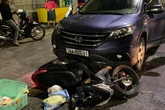 Xe máy chở phụ nữ mang thai bị ôtô kéo lê 500 m Xe máy chở phụ nữ mang thai bị ôtô kéo lê 500 m