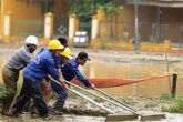 Trăm người căng sức dọn bùn ở phố cổ Hội An sau mưa lũ Trăm người căng sức dọn bùn ở phố cổ Hội An sau mưa lũ