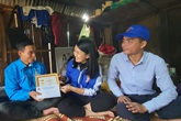 Trao tặng huy hiệu “Tuổi trẻ dũng cảm” cho thanh niên cứu 3 người bị nước cuốn Trao tặng huy hiệu “Tuổi trẻ dũng cảm” cho thanh niên cứu 3 người bị nước cuốn