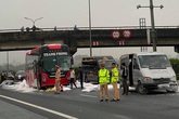 Hà Nội: Hàng chục bao bột đá rơi trên cao tốc, 2 xe khách "lĩnh chưởng" Hà Nội: Hàng chục bao bột đá rơi trên cao tốc, 2 xe khách "lĩnh chưởng"