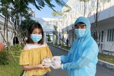 Cô gái vui mừng khi được trả lại xấp Yên Nhật làm rơi trong thùng rác khu cách ly Cô gái vui mừng khi được trả lại xấp Yên Nhật làm rơi trong thùng rác khu cách ly