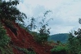 Trời nắng nhưng Nam Trà My vẫn lở núi, người đi xe máy suýt bị chôn vùi Trời nắng nhưng Nam Trà My vẫn lở núi, người đi xe máy suýt bị chôn vùi