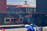 Va chạm với xe container, cô gái trẻ tử vong tại chỗ Va chạm với xe container, cô gái trẻ tử vong tại chỗ