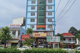 Thanh niên cầm vật lạ nghi súng xông vào cướp ngân hàng ở Bình Dương Thanh niên cầm vật lạ nghi súng xông vào cướp ngân hàng ở Bình Dương