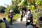 Kinh hãi phát hiện thi thể phân huỷ trôi trên sông Bảo Định Kinh hãi phát hiện thi thể phân huỷ trôi trên sông Bảo Định