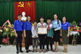 Trao huy hiệu "Tuổi trẻ dũng cảm" cho nam sinh lớp 9 cứu hai em nhỏ đuối nước Trao huy hiệu "Tuổi trẻ dũng cảm" cho nam sinh lớp 9 cứu hai em nhỏ đuối nước