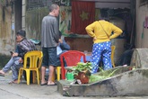 Cận cảnh nghĩa địa trong phố Hà Nội: Nơi người dân vẫn vô tư ăn uống, vui chơi bên cạnh mộ người chết Cận cảnh nghĩa địa trong phố Hà Nội: Nơi người dân vẫn vô tư ăn uống, vui chơi bên cạnh mộ người chết