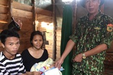 Bé gái Vân Kiều bị tràng hoa quấn cổ ra đời trong bão lũ ở Quảng Trị đã xuất viện về nhà Bé gái Vân Kiều bị tràng hoa quấn cổ ra đời trong bão lũ ở Quảng Trị đã xuất viện về nhà