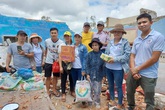 Người đàn ông ròng rã gần 1 tháng trời cứu trợ đồng bào miền Trung giữa hiểm nguy bão lũ Người đàn ông ròng rã gần 1 tháng trời cứu trợ đồng bào miền Trung giữa hiểm nguy bão lũ
