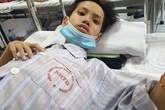 Nghẹn lòng cậu bé mồ côi cha, bụng to như trống vì bệnh tật Nghẹn lòng cậu bé mồ côi cha, bụng to như trống vì bệnh tật