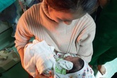 Vụ bé trai sơ sinh nghi bị bỏ rơi trong nhà vệ sinh ở Thanh Hóa: Người chồng sản phụ lên tiếng Vụ bé trai sơ sinh nghi bị bỏ rơi trong nhà vệ sinh ở Thanh Hóa: Người chồng sản phụ lên tiếng