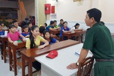 Thầy giáo mang "quân hàm xanh” 16 năm dạy lớp học tình thương Thầy giáo mang "quân hàm xanh” 16 năm dạy lớp học tình thương