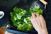 Chị em cần thuộc "nằm lòng" bí quyết này để rau xào luôn xanh mướt, bóng đẹp, không hề thâm đen! Chị em cần thuộc "nằm lòng" bí quyết này để rau xào luôn xanh mướt, bóng đẹp, không hề thâm đen!