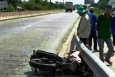Xe tải va chạm xe máy làm chết sản phụ rồi bỏ chạy Xe tải va chạm xe máy làm chết sản phụ rồi bỏ chạy