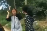 Một học sinh dùng mũ bảo hiểm đánh liên tiếp vào đầu bạn Một học sinh dùng mũ bảo hiểm đánh liên tiếp vào đầu bạn