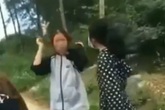 Nữ sinh dùng mũ bảo hiểm đánh liên tiếp vào đầu bạn bị tạm dừng học 1 tuần Nữ sinh dùng mũ bảo hiểm đánh liên tiếp vào đầu bạn bị tạm dừng học 1 tuần