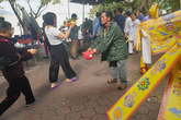 Người ăn xin "bủa vây" đền Chợ Củi (Hà Tĩnh) Người ăn xin "bủa vây" đền Chợ Củi (Hà Tĩnh)