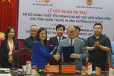 UNFPA trao tặng hơn 5.700 bộ đồ dùng cứu trợ khẩn cấp cho phụ nữ 3 tỉnh miền Trung Việt Nam UNFPA trao tặng hơn 5.700 bộ đồ dùng cứu trợ khẩn cấp cho phụ nữ 3 tỉnh miền Trung Việt Nam