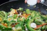 Cực ngon món mướp đắng xào ba loại trứng Cực ngon món mướp đắng xào ba loại trứng