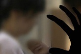 Một ngày thiếp đi ở phòng khách, nữ giúp việc rùng mình thấy có bàn tay sờ soạng mình rồi phát hoảng khi nhận ra gương mặt bệnh hoạn quen thuộc Một ngày thiếp đi ở phòng khách, nữ giúp việc rùng mình thấy có bàn tay sờ soạng mình rồi phát hoảng khi nhận ra gương mặt bệnh hoạn quen thuộc