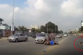 Xe máy nằm "ngửa bụng" sau va chạm với taxi, người đàn ông cuống cuồng chạy theo chó cưng để bạn gái nằm dưới đường gây xôn xao Xe máy nằm "ngửa bụng" sau va chạm với taxi, người đàn ông cuống cuồng chạy theo chó cưng để bạn gái nằm dưới đường gây xôn xao