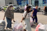 Chị em lập đội săn sale Black Friday, khuân cả siêu thị về nhà Chị em lập đội săn sale Black Friday, khuân cả siêu thị về nhà