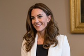 Công nương Kate tái xuất rạng rỡ nhưng gây chú ý hơn là phản ứng của cô sau khi thông tin Meghan Markle sảy thai được tiết lộ Công nương Kate tái xuất rạng rỡ nhưng gây chú ý hơn là phản ứng của cô sau khi thông tin Meghan Markle sảy thai được tiết lộ