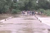 Nước cuốn xe bán tải khi qua tràn, một cán bộ giao thông mất tích Nước cuốn xe bán tải khi qua tràn, một cán bộ giao thông mất tích