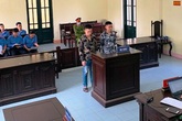 Hai thanh niên bắt nhốt, xích chân hai nữ tiếp viên karaoke vì tự ý đi chơi với khách Hai thanh niên bắt nhốt, xích chân hai nữ tiếp viên karaoke vì tự ý đi chơi với khách