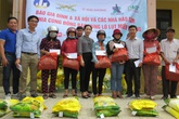 Báo Gia đình và Xã hội tiếp tục trao quà cho đồng bào vùng lũ tỉnh Quảng Bình Báo Gia đình và Xã hội tiếp tục trao quà cho đồng bào vùng lũ tỉnh Quảng Bình