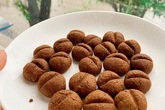 Trổ tài làm bánh cookie hạt cà phê siêu nhanh bằng nồi chiên không dầu, ai cũng khen dễ thương và thơm ngon nức nở Trổ tài làm bánh cookie hạt cà phê siêu nhanh bằng nồi chiên không dầu, ai cũng khen dễ thương và thơm ngon nức nở