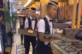 Dân tình chóng mặt với cách phục vụ có 1-0-2: Nhân viên đi giày trượt đưa đồ ăn bằng tốc độ 'ánh sáng', coi mà chỉ sợ đổ! Dân tình chóng mặt với cách phục vụ có 1-0-2: Nhân viên đi giày trượt đưa đồ ăn bằng tốc độ 'ánh sáng', coi mà chỉ sợ đổ!