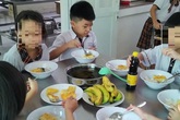 Hiệu trưởng nói gì về bữa ăn chỉ có trứng và canh? Hiệu trưởng nói gì về bữa ăn chỉ có trứng và canh?