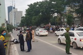 Hà Nội: Tài xế mặc đồng phục xe ôm công nghệ va chạm mạnh với xe máy khác tại ngã tư, 2 người thương vong Hà Nội: Tài xế mặc đồng phục xe ôm công nghệ va chạm mạnh với xe máy khác tại ngã tư, 2 người thương vong
