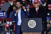 Ông Trump từ chối ôm con trai trước mặt hàng trăm người Ông Trump từ chối ôm con trai trước mặt hàng trăm người