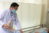 Đắp thuốc trôi nổi trị đau lưng, cụ bà bị liệt chi Đắp thuốc trôi nổi trị đau lưng, cụ bà bị liệt chi