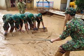 Hình ảnh lính biên phòng căng mình thu dọn lớp bùn dày cả mét sau mưa lũ Hình ảnh lính biên phòng căng mình thu dọn lớp bùn dày cả mét sau mưa lũ