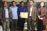 Khen thưởng người đàn ông dũng cảm cứu 3 người bị nước cuốn khi đi nhận hàng cứu trợ Khen thưởng người đàn ông dũng cảm cứu 3 người bị nước cuốn khi đi nhận hàng cứu trợ