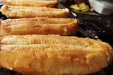 Hàng bánh mì nướng muối ớt: Ngày bán 500 chiếc, xếp hàng chờ mua Hàng bánh mì nướng muối ớt: Ngày bán 500 chiếc, xếp hàng chờ mua