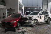 Nữ tài xế xe 7 chỗ đâm vào showroom Mazda Phú Thọ, một người nguy kịch Nữ tài xế xe 7 chỗ đâm vào showroom Mazda Phú Thọ, một người nguy kịch