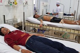 Cứu 4 người bị ngạt khí hầm cá ở Phú Quốc Cứu 4 người bị ngạt khí hầm cá ở Phú Quốc