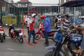 Rút gậy dọa đánh người ngăn cản sau va chạm giao thông, thanh niên bị dân vây đánh túi bụi ở Sài Gòn Rút gậy dọa đánh người ngăn cản sau va chạm giao thông, thanh niên bị dân vây đánh túi bụi ở Sài Gòn