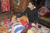Xót cảnh người phụ nữ gồng mình chăm chồng bệnh cùng 3 đứa con thơ Xót cảnh người phụ nữ gồng mình chăm chồng bệnh cùng 3 đứa con thơ