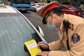CSGT Hà Nội đồng loạt ra quân dán giấy thông báo phạt nguội trên kính xe CSGT Hà Nội đồng loạt ra quân dán giấy thông báo phạt nguội trên kính xe