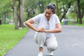 Bảo vệ người cao tuổi trước tình trạng loãng xương và thoái hóa khớp Bảo vệ người cao tuổi trước tình trạng loãng xương và thoái hóa khớp