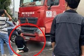 Hình ảnh chồng quỳ gối, thất thần bên thi thể vợ bị xe đầu kéo cán tử vong khiến bao người xót xa Hình ảnh chồng quỳ gối, thất thần bên thi thể vợ bị xe đầu kéo cán tử vong khiến bao người xót xa