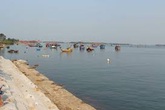 Hàng chục người tìm kiếm 2 anh em mất tích do lật ghe trên sông Thu Bồn Hàng chục người tìm kiếm 2 anh em mất tích do lật ghe trên sông Thu Bồn