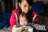 Xót xa đôi vợ chồng mù mong có tiền cứu đôi mắt cho con gái 3 tháng tuổi Xót xa đôi vợ chồng mù mong có tiền cứu đôi mắt cho con gái 3 tháng tuổi